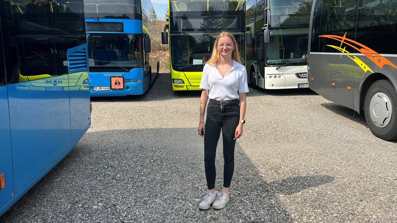 Leonie Konrad ist eine der jüngsten Busfahrerinnen Bayerns. | Bild: Alexandra Reese/ Bayerischer Rundfunk 2025 Leonie Konrad ist eine der jüngsten Busfahrerinnen Bayerns.