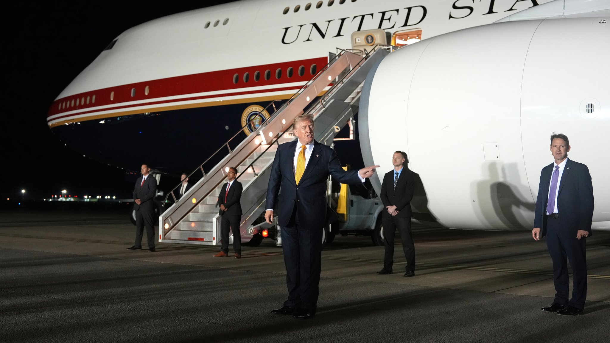 Trump beim Flugzeug-Wechsel in Mildenhall | Bild: pa/dpa/AP Photo/Alex Brandon Trump beim Flugzeug-Wechsel in Mildenhall