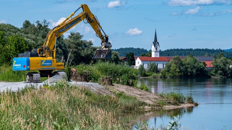 Ein Bagger arbeitet am Donauufer in Niederbayern. | Bild: dpa-Bildfunk/Armin Weigel Ein Bagger arbeitet am Donauufer in Niederbayern.