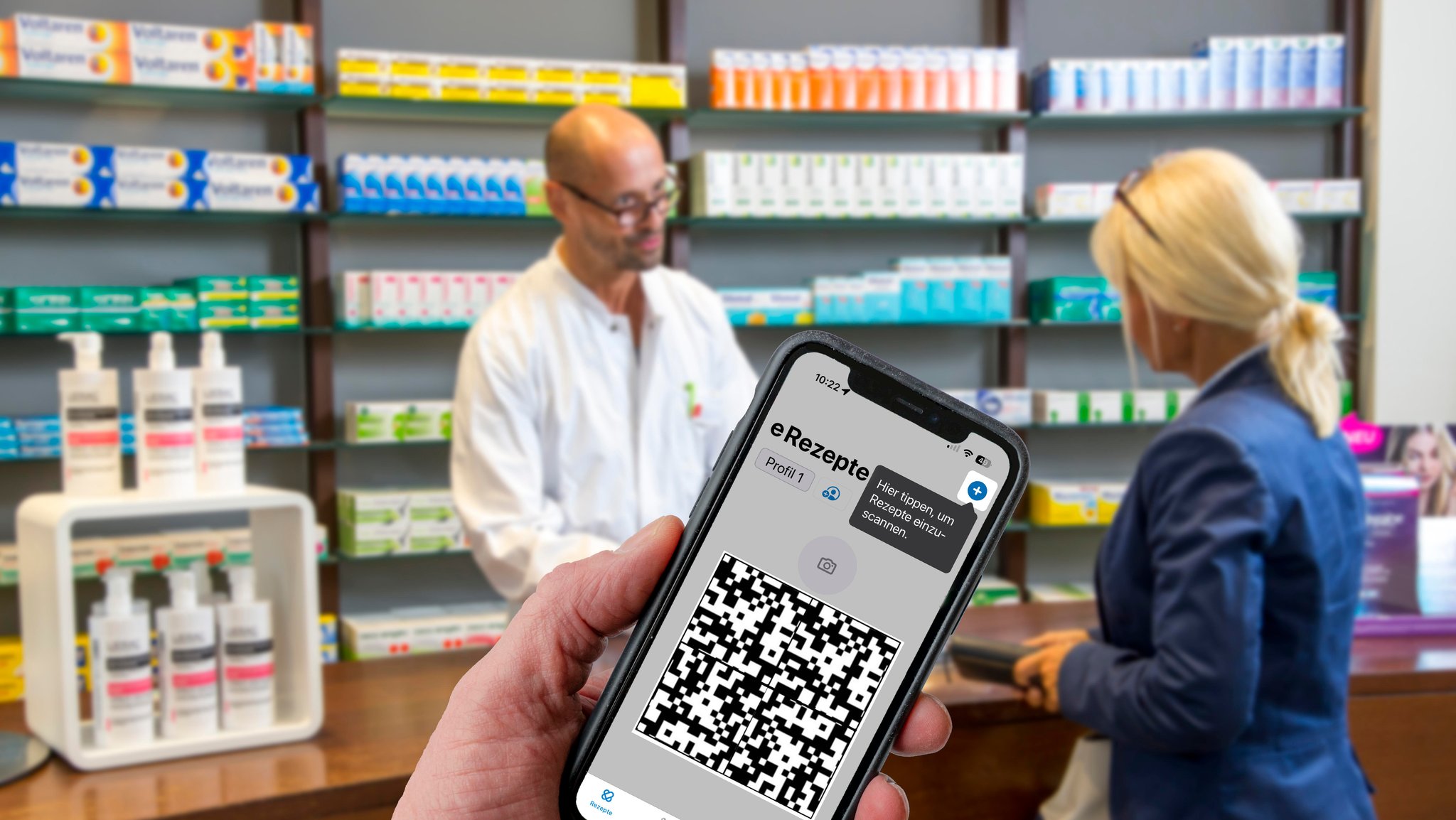 Symbolbild E-Rezept, vom Arzt ausgestelltes Rezept, mit QR-Code, wird per Handy und einer speziellen APP gescannt, in der Apotheke zeigt man dann Code und damit kann man dort das Rezept, das auf einem IT-Server liegt, abrufen.