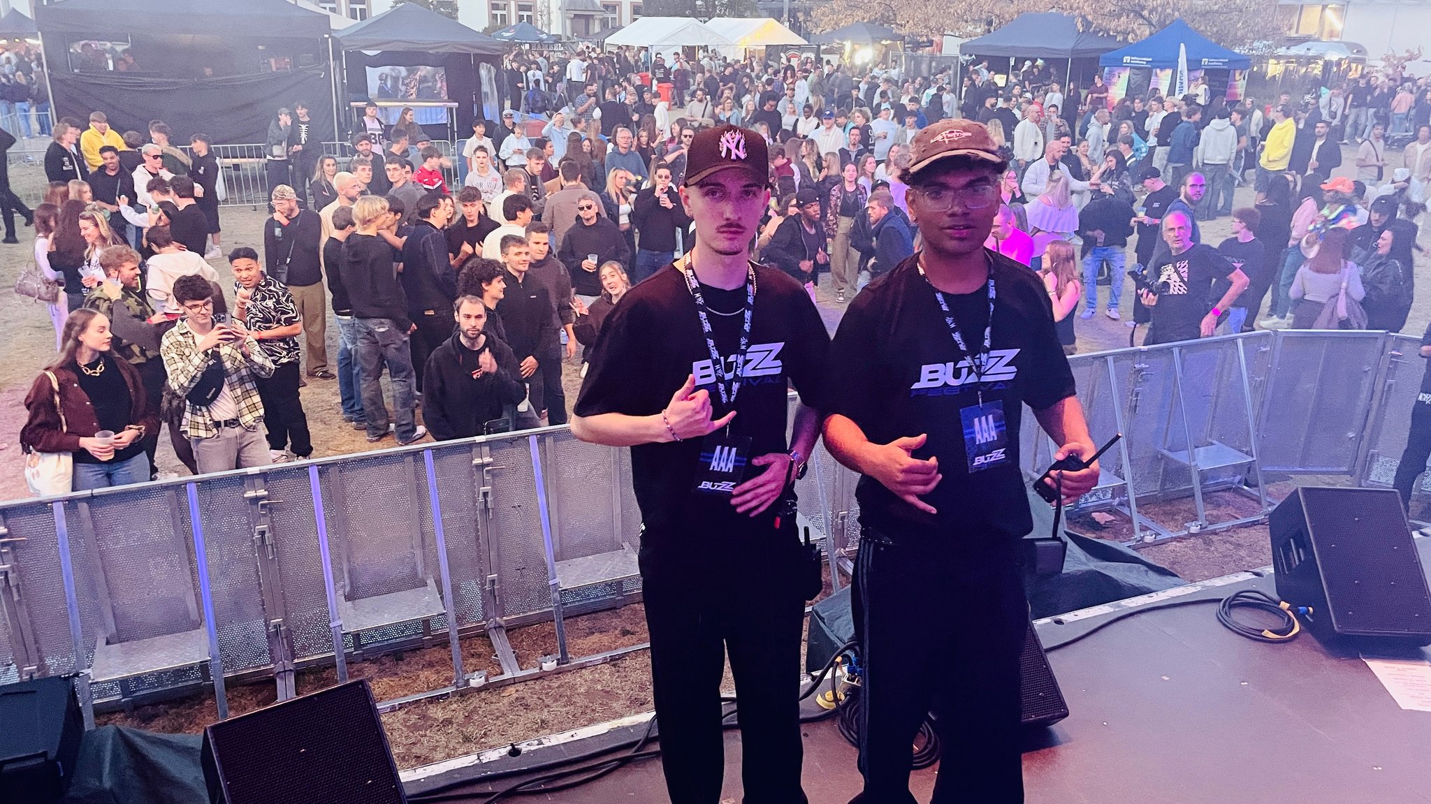 Marc Keller und Lowell Malik Bognear haben das Buzz Festival in Aschaffenburg gegründet. | Bild: Mona Böhm / BR Marc Keller und Lowell Malik Bognear haben das Buzz Festival in Aschaffenburg gegründet.
