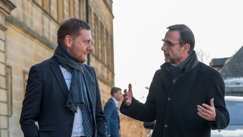 Klaus Holetschek (r, CSU), Vorsitzender der CSU-Fraktion im Landtag, begrüßt Michael Kretschmer (l, CDU), Ministerpräsident Sachsens, zur Klausurtagung der CSU-Landtagsfraktion. | Bild: picture alliance/dpa | Daniel Vogl Klaus Holetschek (r, CSU), Vorsitzender der CSU-Fraktion im Landtag, begrüßt Michael Kretschmer (l, CDU), Ministerpräsident Sachsens, zur Klausurtagung der CSU-Landtagsfraktion.