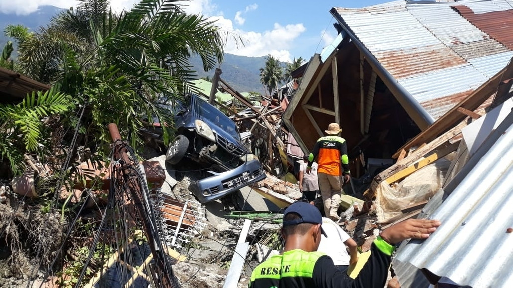 zerstörte Häuser auf Sulawesi, nach dem Erdbeben und Tsunami | Bild: dpa-Bildfunk zerstörte Häuser auf Sulawesi, nach dem Erdbeben und Tsunami