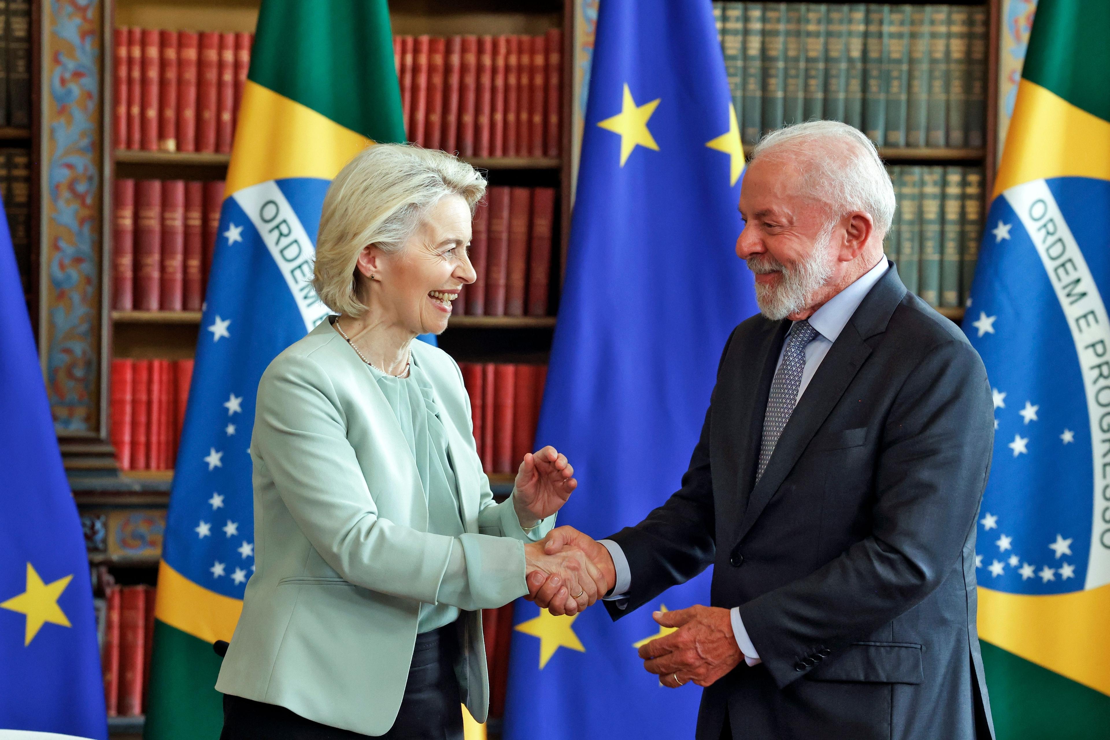 dpatopbilder - 16.01.2026, Brasilien, Rio De Janeiro: Die Präsidentin der Europäischen Kommission Ursula von der Leyen (l) drückt Luiz Inacio Lula da Silva (r), Präsident von Brasilien, während eines Treffens im Itamarati-Palastes die Hand. Foto: Tânia Rêgo/Agencia Brazil/dpa - ACHTUNG: Nur zur redaktionellen Verwendung und nur mit vollständiger Nennung des vorstehenden Credits +++ dpa-Bildfunk +++