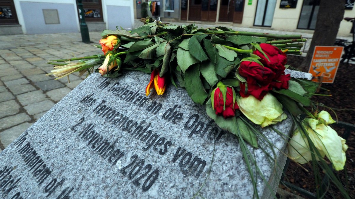 Gedenkstein der Stadt Wien fuer die Opfer des Terroranschlages vom vom 2. November 2020 in der Wiener Innenstadt. Der Standort ist an einem der Tatorte am Desider Friedmannplatz.