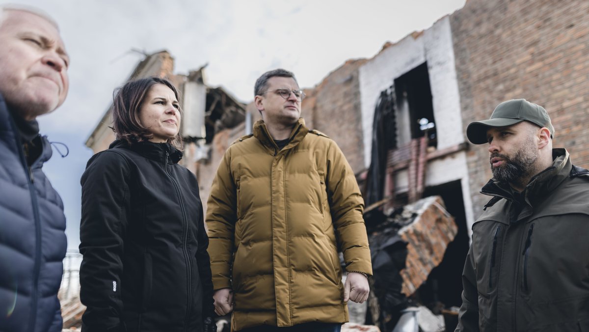 Bundesaußenministerin Baerbock und der Außenminister der Ukraine, Dmytro Kuleba, besuchen eine zerstörte Heizkesselanlage in Charkiw.