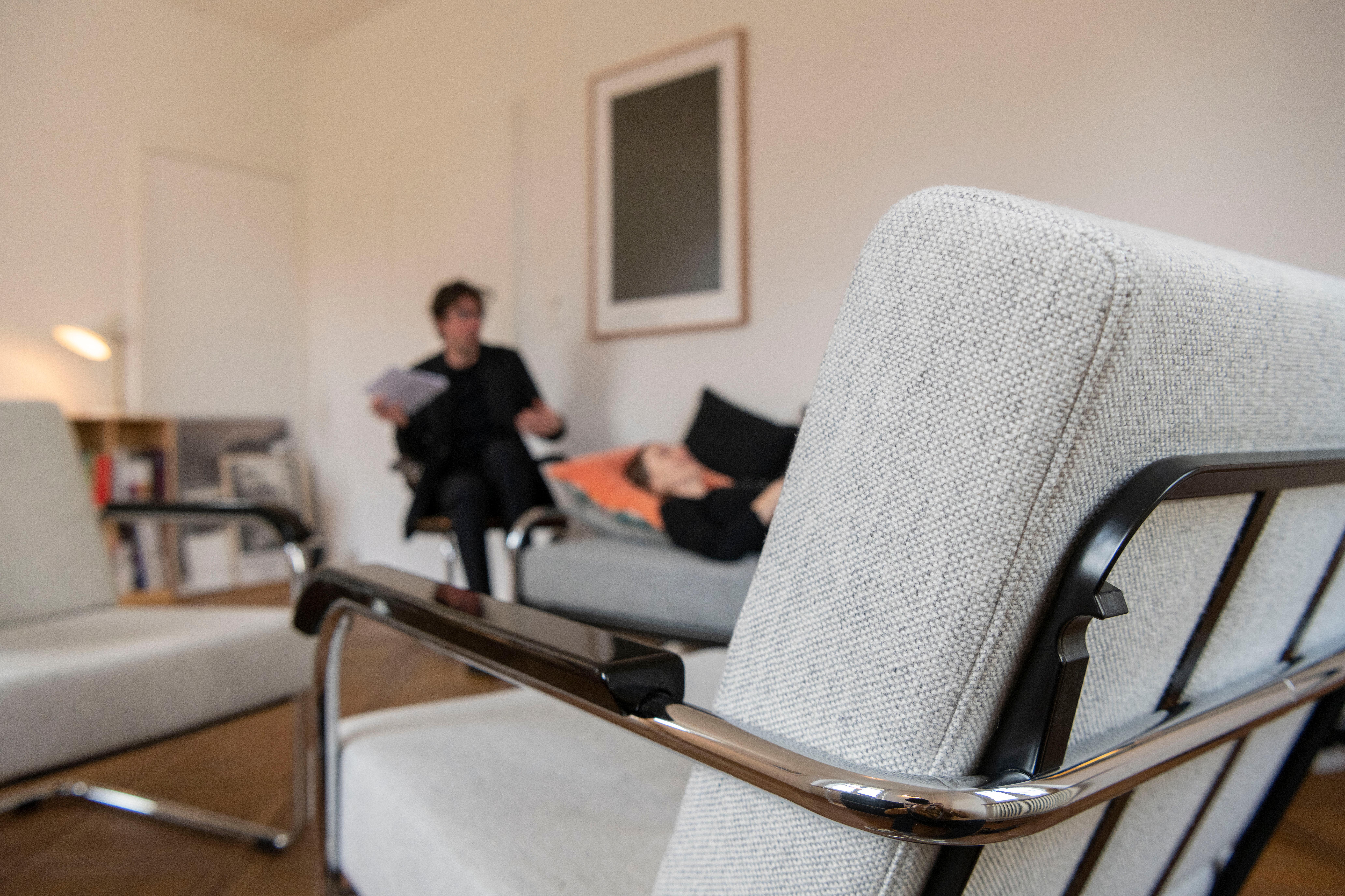 (Symbolbild) Ein Psychotherapeut und eine Patientin in einer Praxis.