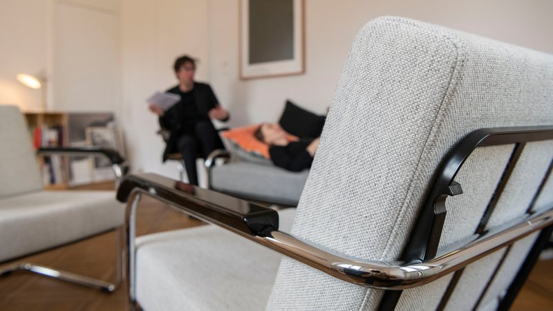 (Symbolbild) Ein Psychotherapeut und eine Patientin in einer Praxis. | Bild: pa/KEYSTONE | CHRISTIAN BEUTLER (Symbolbild) Ein Psychotherapeut und eine Patientin in einer Praxis.