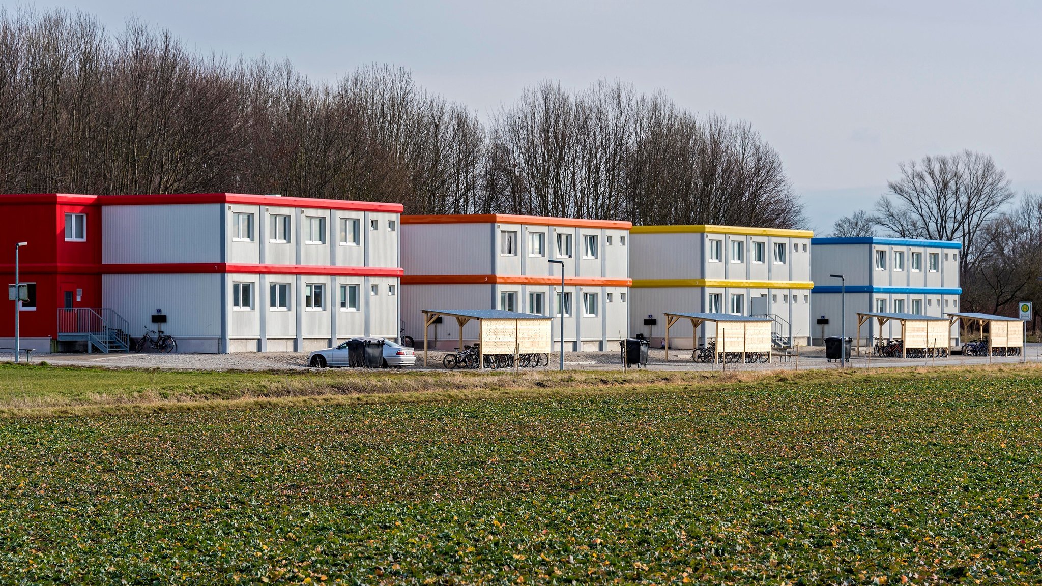 Archivbild: Wohncontainer zur Unterbringung von Geflüchteten in Oberbayern | Bild: picture alliance / imageBROKER | Raimund Kutter Archivbild: Wohncontainer zur Unterbringung von Geflüchteten in Oberbayern