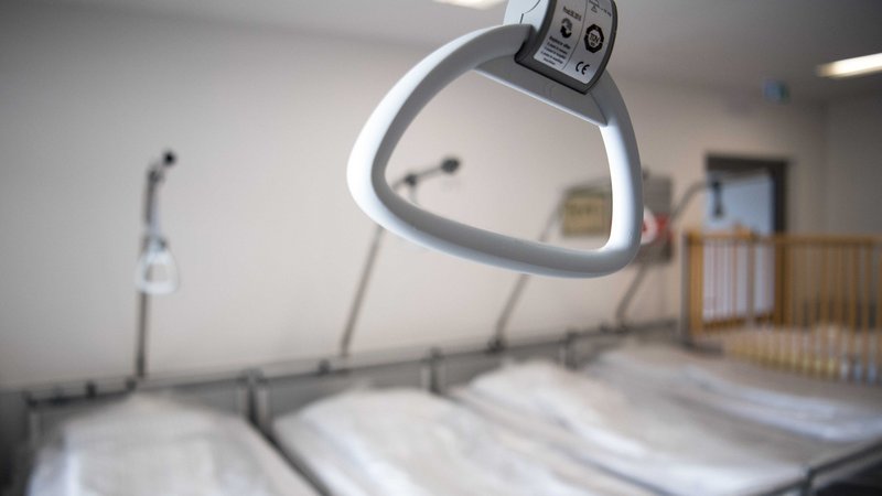 Leere Krankenhausbetten stehen auf dem Flur einer Notaufnahme 
