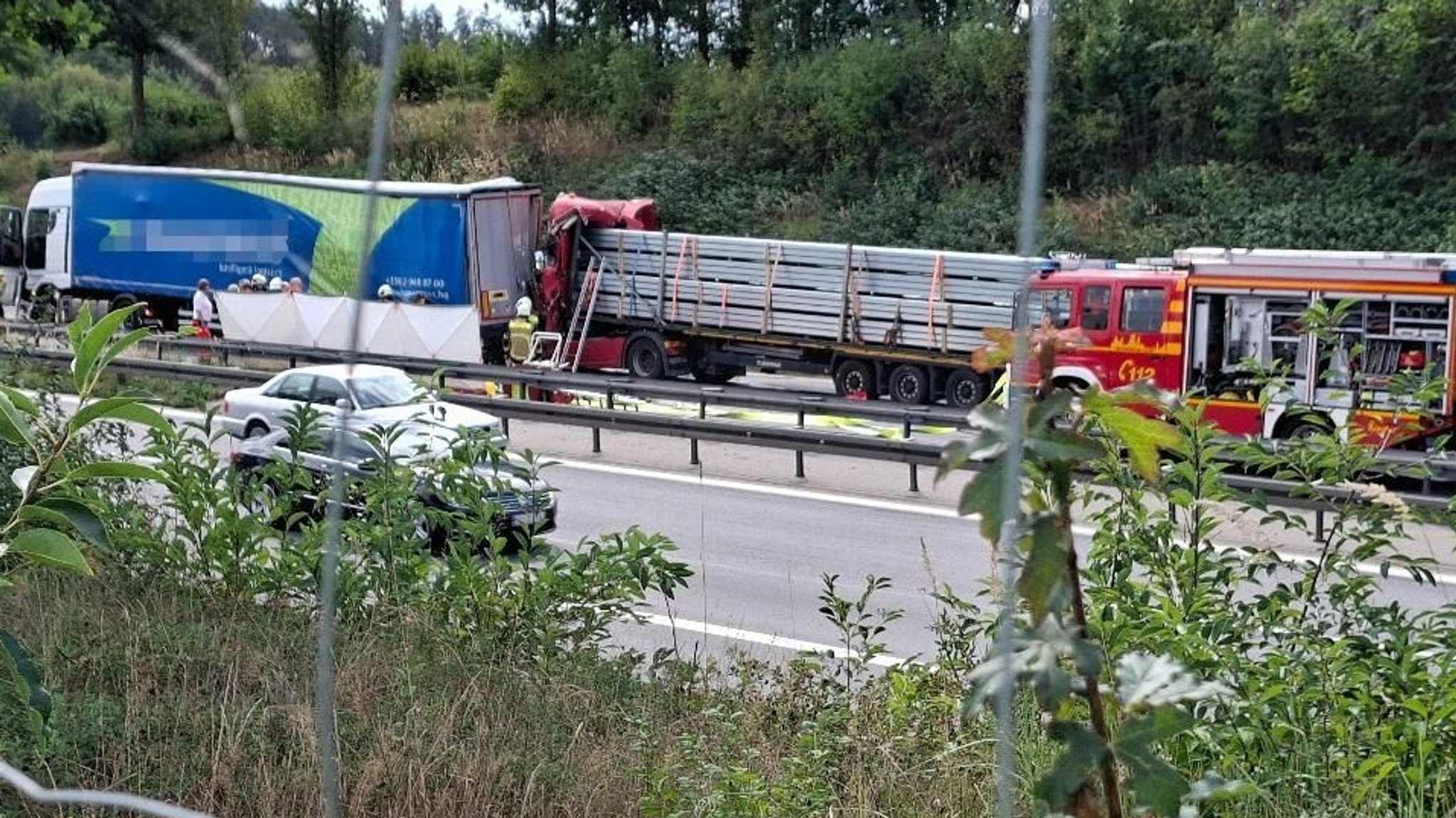 Schwerer Unfall auf A3 bei Passau mit drei Lkw - ein Toter