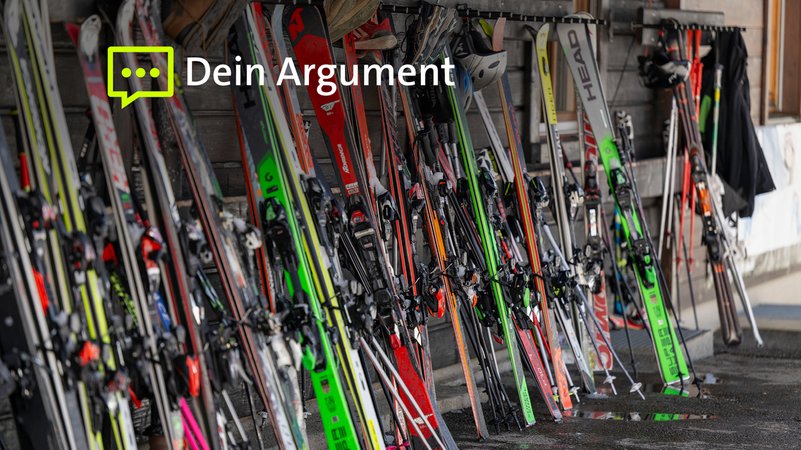 Skier und Stöcke stehen gegen eine Wand gelehnt. | Bild: picture alliance / M.i.S. | Bernd Feil Skier und Stöcke stehen gegen eine Wand gelehnt.