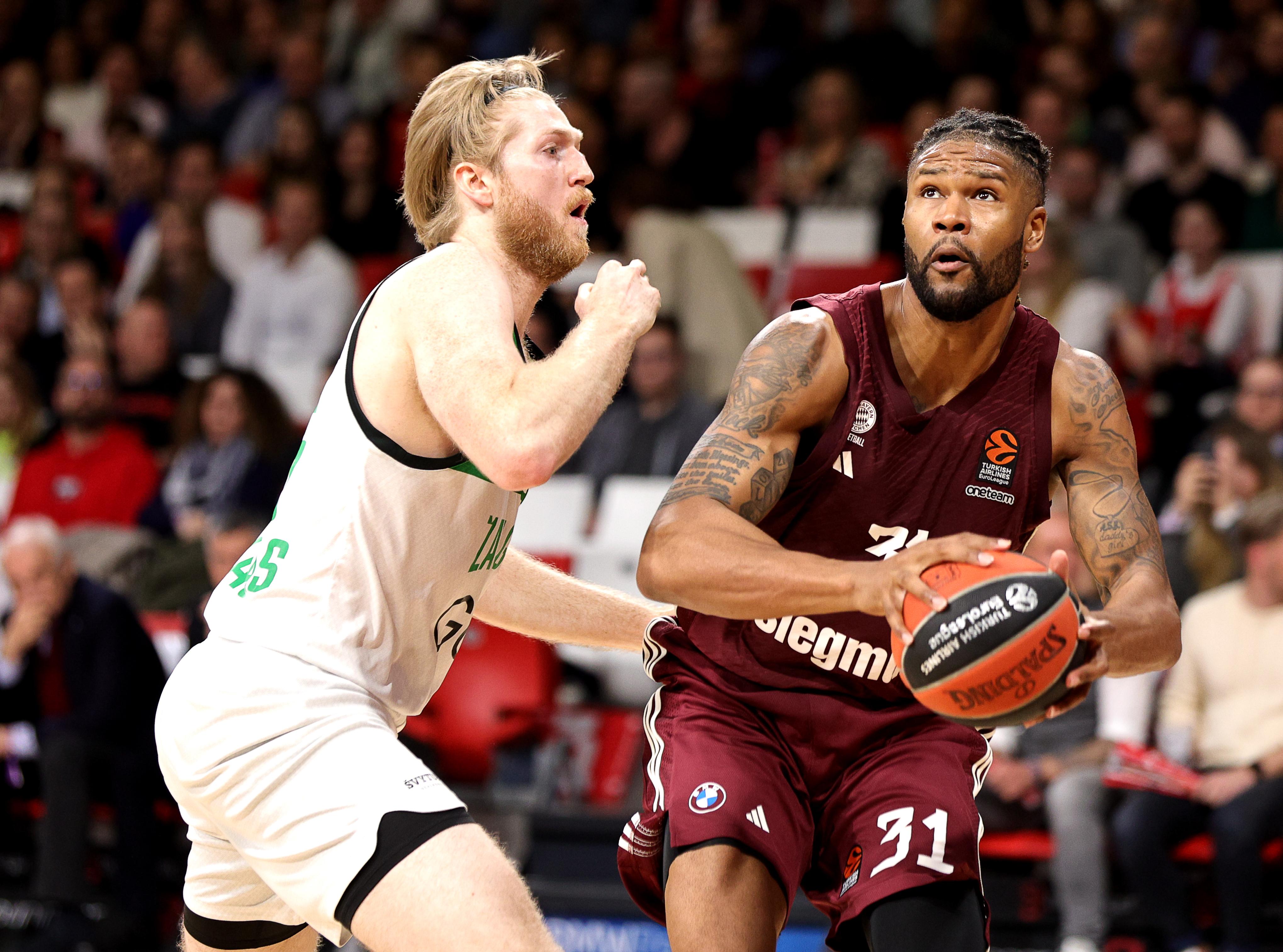 Zweikampf zwischen Brady Manek (Zalgiris Kaunas, #45) und Devin Booker (Bayern Basketball, #31)