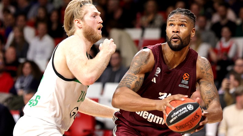 Zweikampf zwischen Brady Manek (Zalgiris Kaunas, #45) und Devin Booker (Bayern Basketball, #31) | Bild: picture alliance / Eibner-Pressefoto Zweikampf zwischen Brady Manek (Zalgiris Kaunas, #45) und Devin Booker (Bayern Basketball, #31)