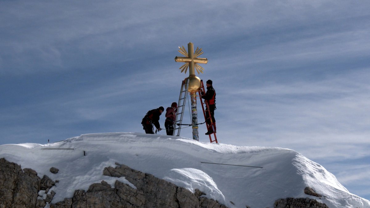Nach Reparatur: Gipfelkreuz der Zugspitze strahlt wieder