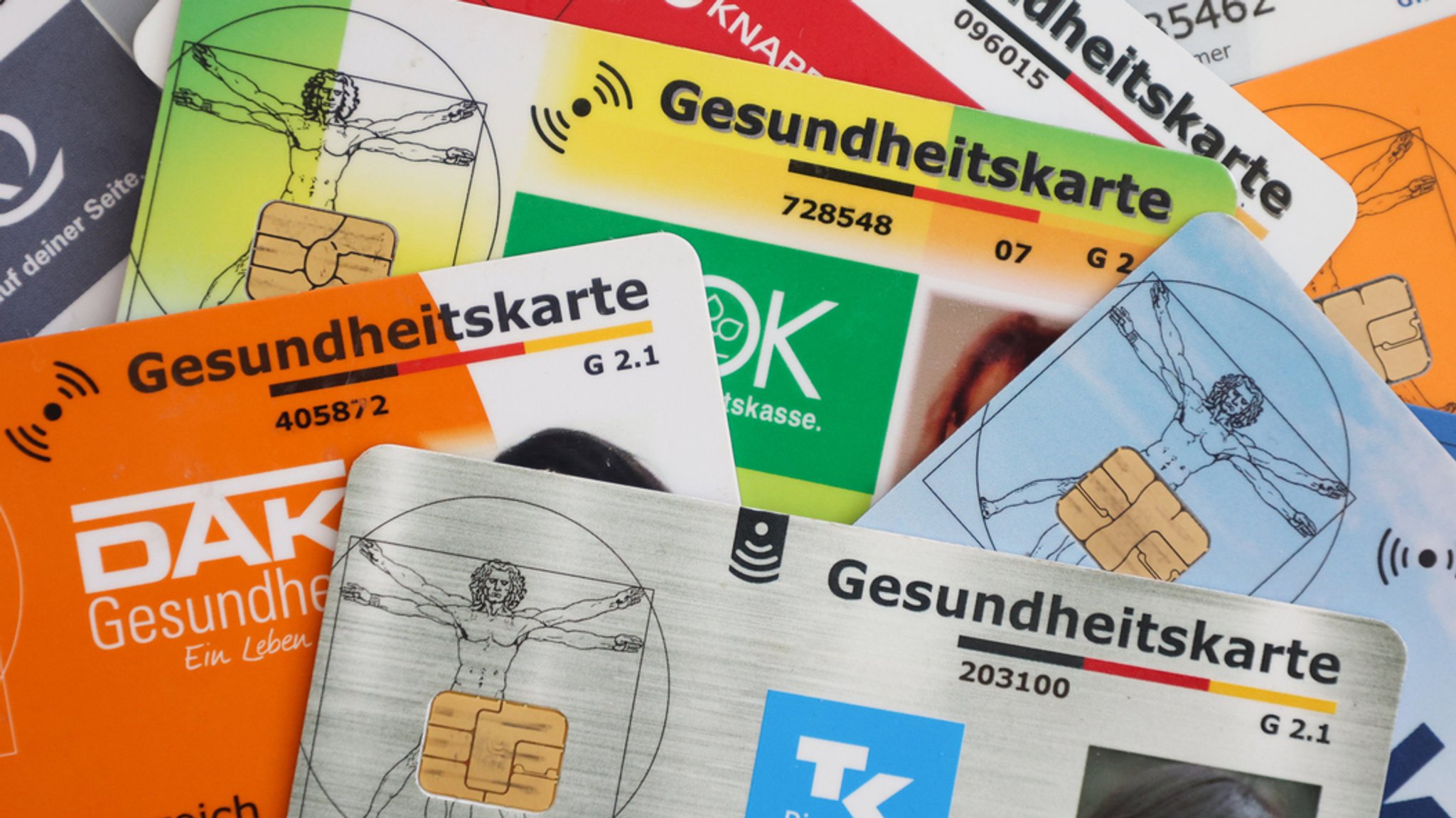 Chipkarten verschiedener Krankenkassen | Bild: dpa-Bildfunk/--- Chipkarten verschiedener Krankenkassen
