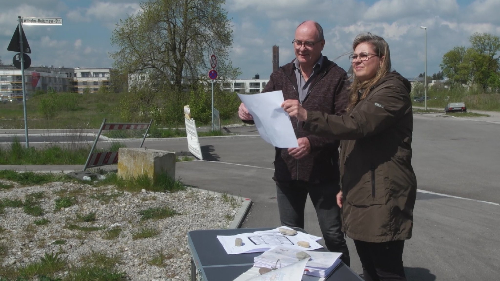 Jörg Schönborn und Patrizia Mayerhauser aus Augsburg vor "ihrem" Baugrundstück.