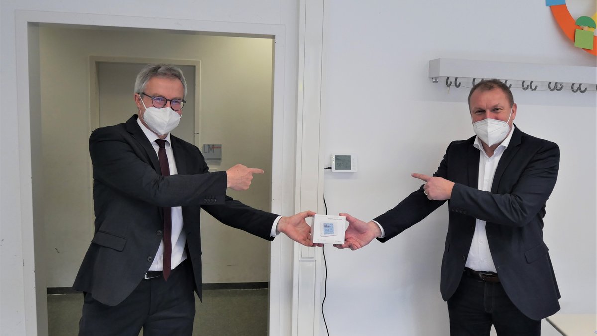 Landrat Thomas Eberth (r.) und Michael Schmitt, Schulleiter des Deutschhaus-Gymnasiums (l.) Würzburg, begleiteten die Montage der ersten CO2-Ampeln. 