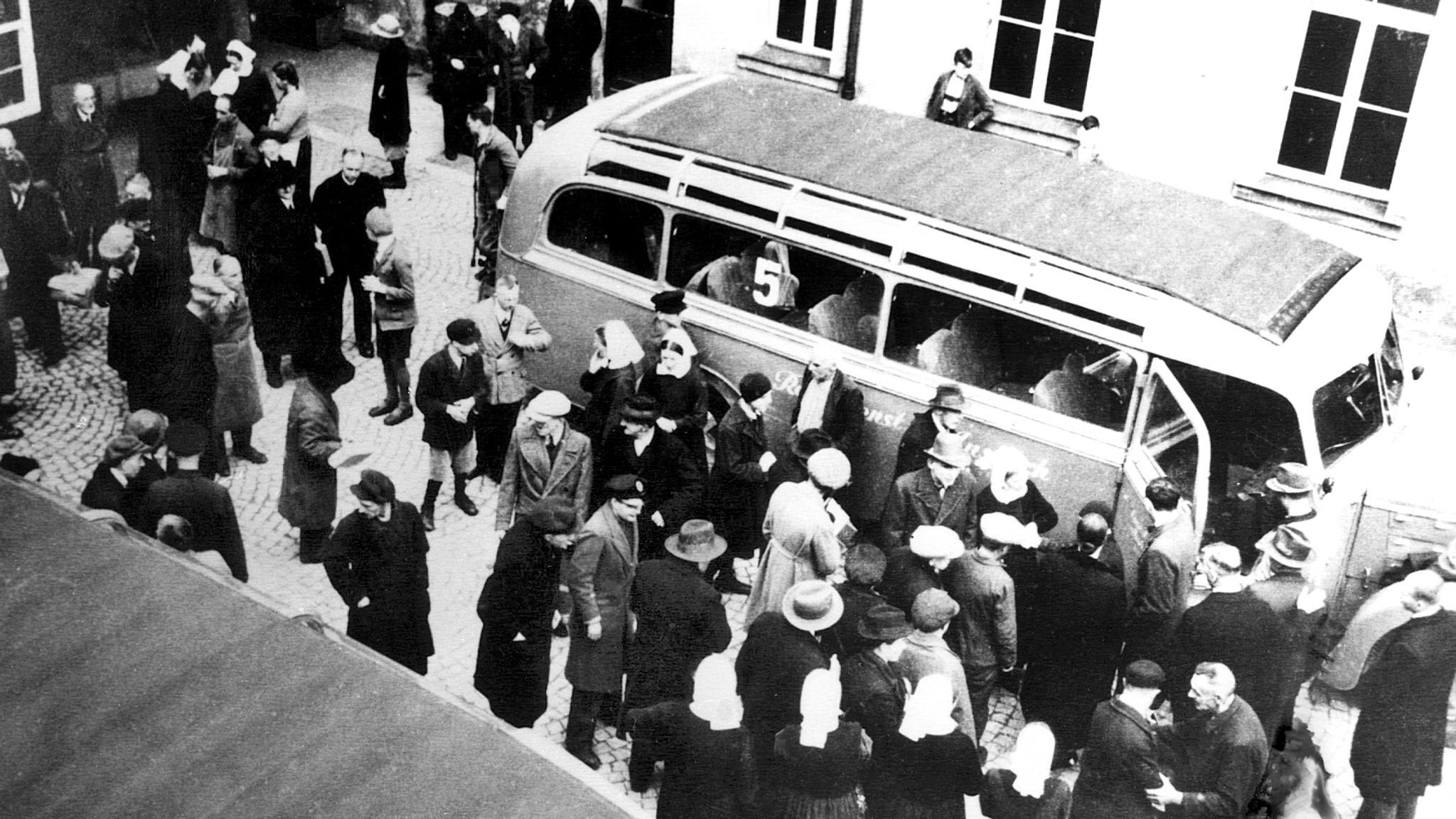 Ein Bus im Hof der Diakonissenanstalt Bruckberg (Landkreis Ansbach)