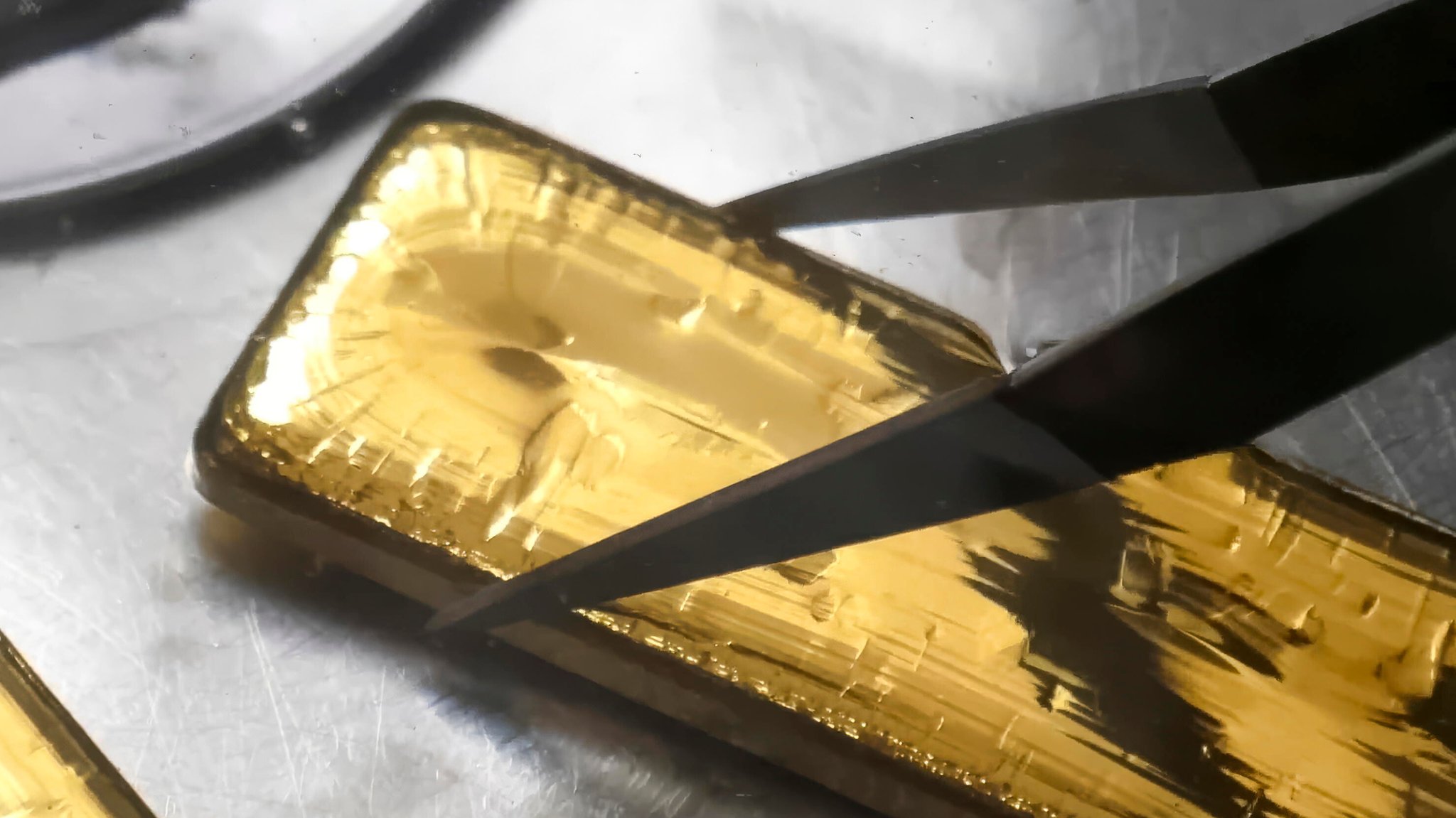 Symbolbild: Goldbarren nach Schmelzen | Bild: picture alliance / Zoonar | Olga Kostrova Symbolbild: Goldbarren nach Schmelzen