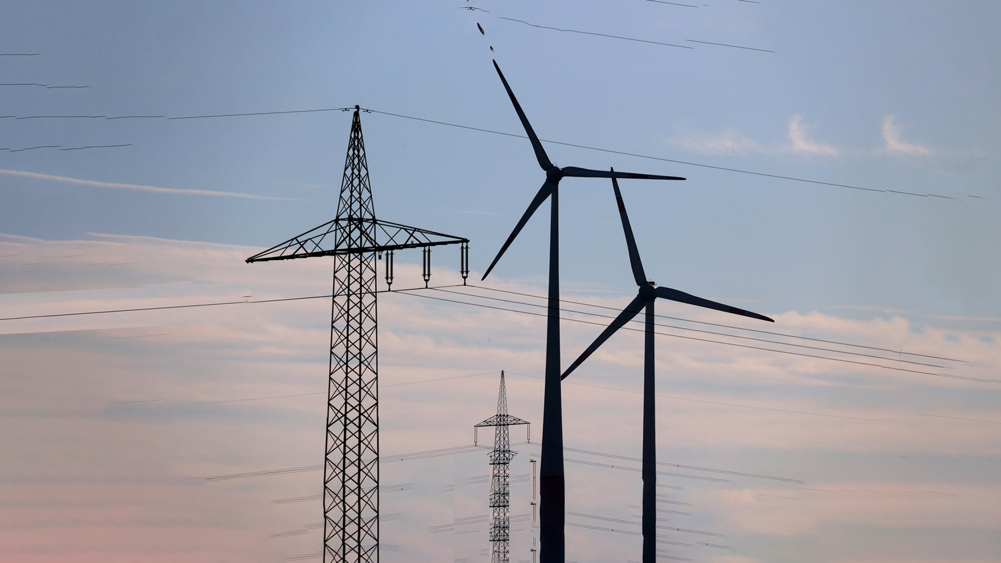 Windräder und Strommasten.