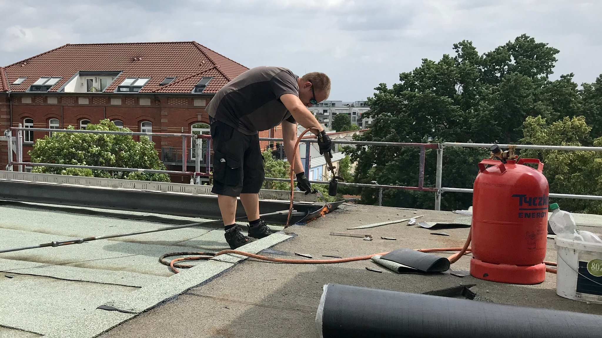 Dachdecker bei der Arbeit