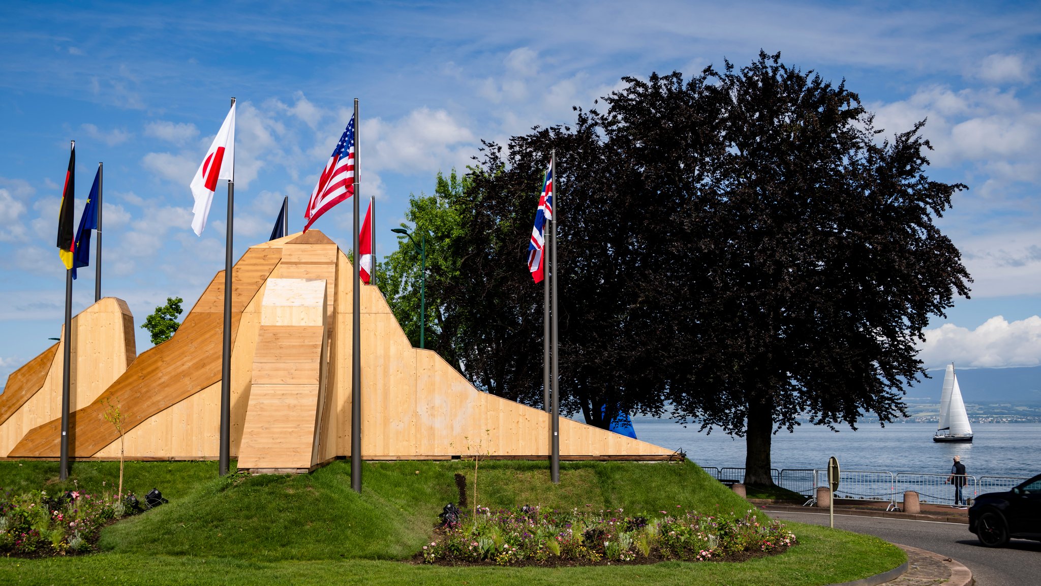Die Flaggen der G7-Staaten wehen am Tagungsort des Gipfels in Évian. | Bild: picture alliance/KEYSTONE | JEAN-CHRISTOPHE BOTT Die Flaggen der G7-Staaten wehen am Tagungsort des Gipfels in Évian.