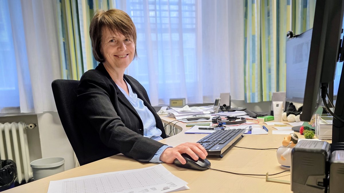 Chefärztin Prof. Christiane Waller sitzt an ihrem Schreibtisch im Klinikum Nürnberg.