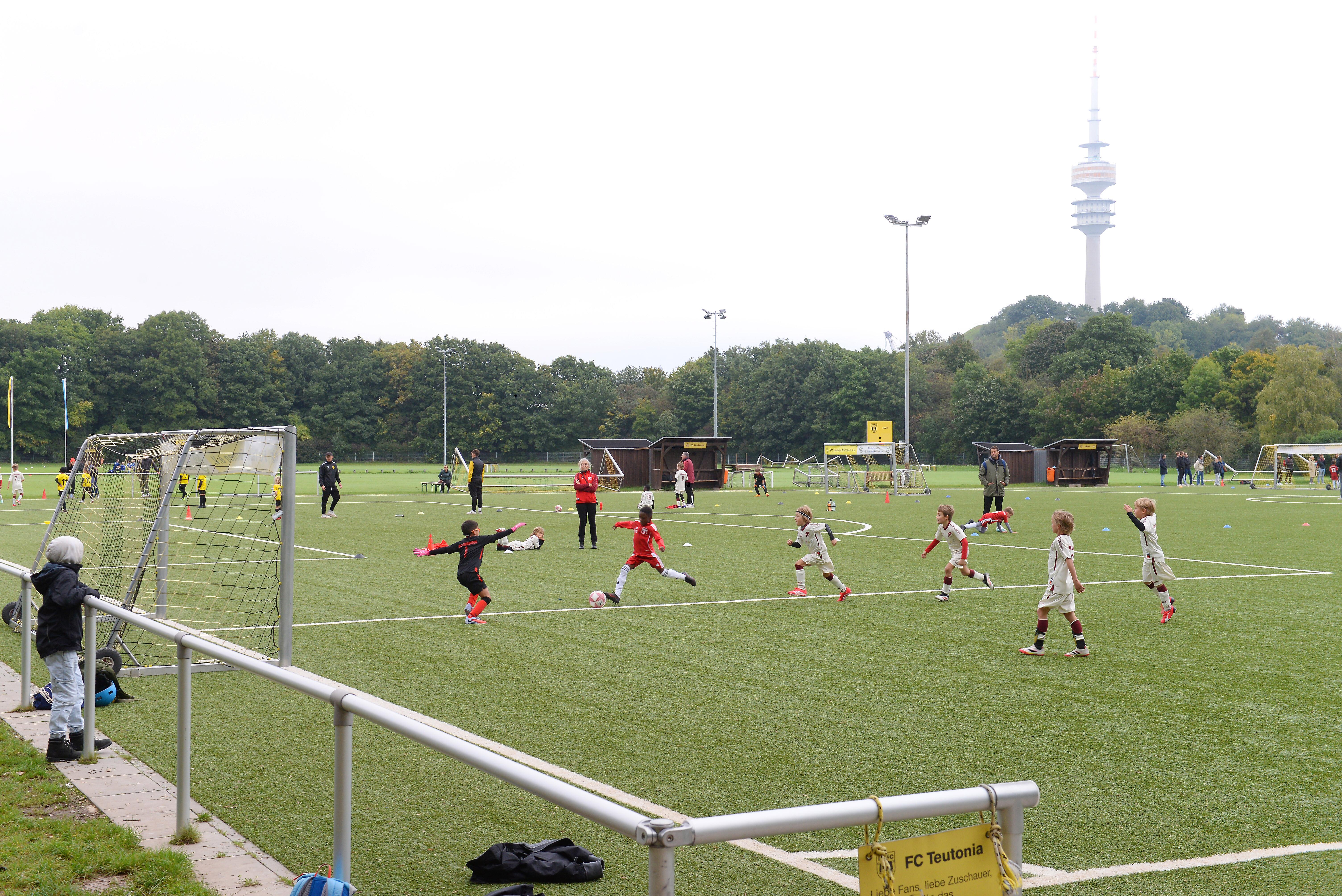 Fußballtraining beim FC Teutonia München | Bild:picture alliance / SZ Photo | Robert Haas