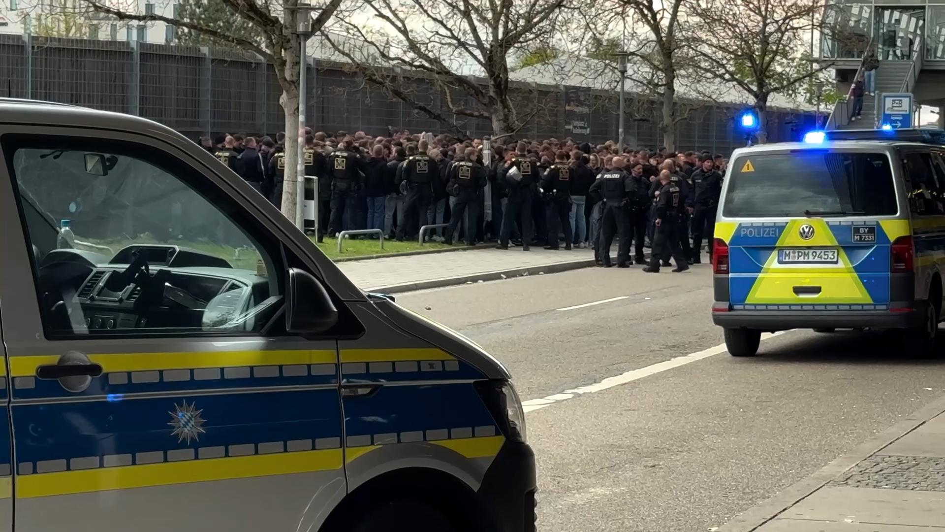 Die Polizei kesselt Fans an der U-Bahn-Station ein.