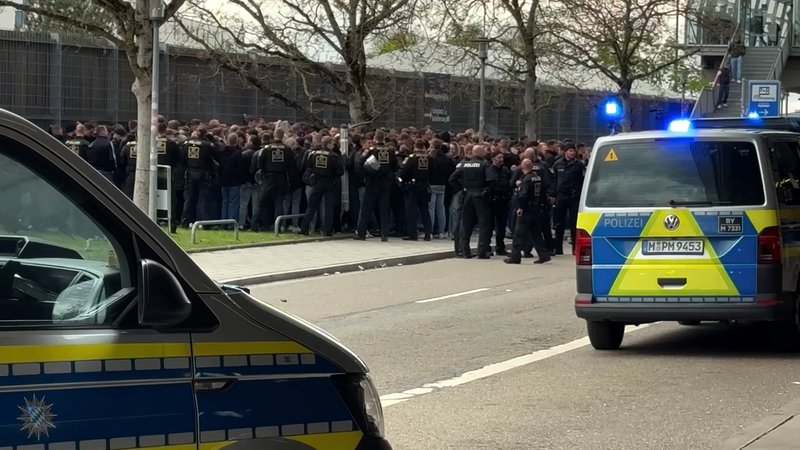 Die Polizei kesselt Fans an der U-Bahn-Station ein. | Bild: BR Die Polizei kesselt Fans an der U-Bahn-Station ein.