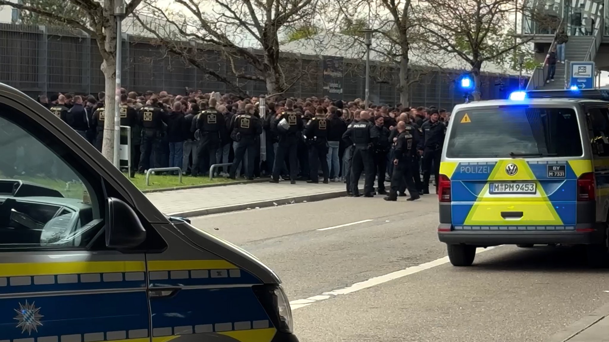Die Polizei kesselt Fans an der U-Bahn-Station ein.