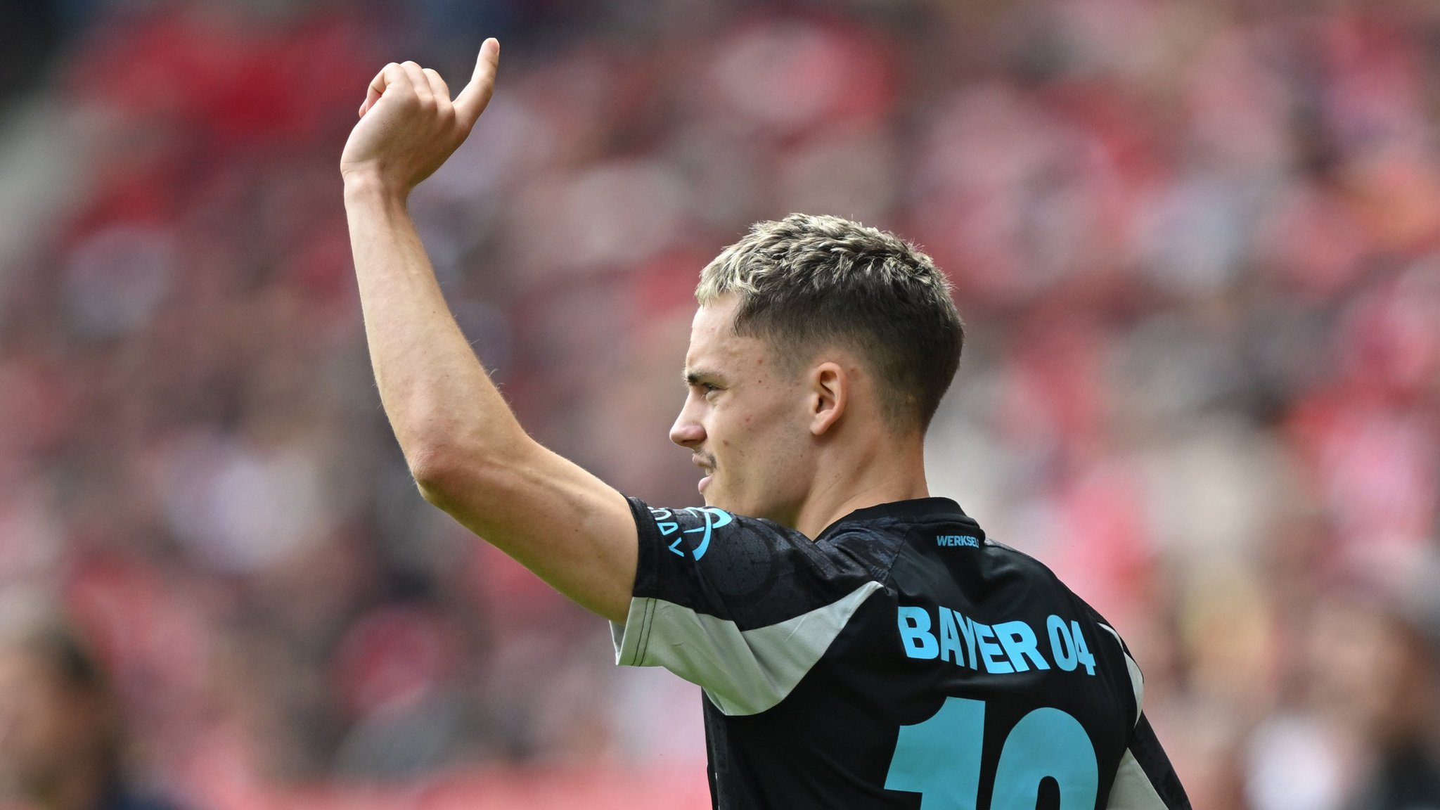 17.05.2025, Rheinland-Pfalz, Mainz: Fußball: Bundesliga, 1. FSV Mainz 05 - Bayer Leverkusen, 34. Spieltag, Mewa Arena. Leverkusens Florian Wirtz gibt seinen Mitspielern Zeichen. Foto: Arne Dedert/dpa - WICHTIGER HINWEIS: Gemäß den Vorgaben der DFL Deutsche Fußball Liga bzw. des DFB Deutscher Fußball-Bund ist es untersagt, in dem Stadion und/oder vom Spiel angefertigte Fotoaufnahmen in Form von Sequenzbildern und/oder videoähnlichen Fotostrecken zu verwerten bzw. verwerten zu lassen. +++ dpa-Bildfunk +++ | Bild: dpa-Bildfunk/Arne Dedert 17.05.2025, Rheinland-Pfalz, Mainz: Fußball: Bundesliga, 1. FSV Mainz 05 - Bayer Leverkusen, 34. Spieltag, Mewa Arena. Leverkusens Florian Wirtz gibt seinen Mitspielern Zeichen. Foto: Arne Dedert/dpa - WICHTIGER HINWEIS: Gemäß den Vorgaben der DFL Deutsche Fußball Liga bzw. des DFB Deutscher Fußball-Bund ist es untersagt, in dem Stadion und/oder vom Spiel angefertigte Fotoaufnahmen in Form von Sequenzbildern und/oder videoähnlichen Fotostrecken zu verwerten bzw. verwerten zu lassen. +++ dpa-Bildfunk +++