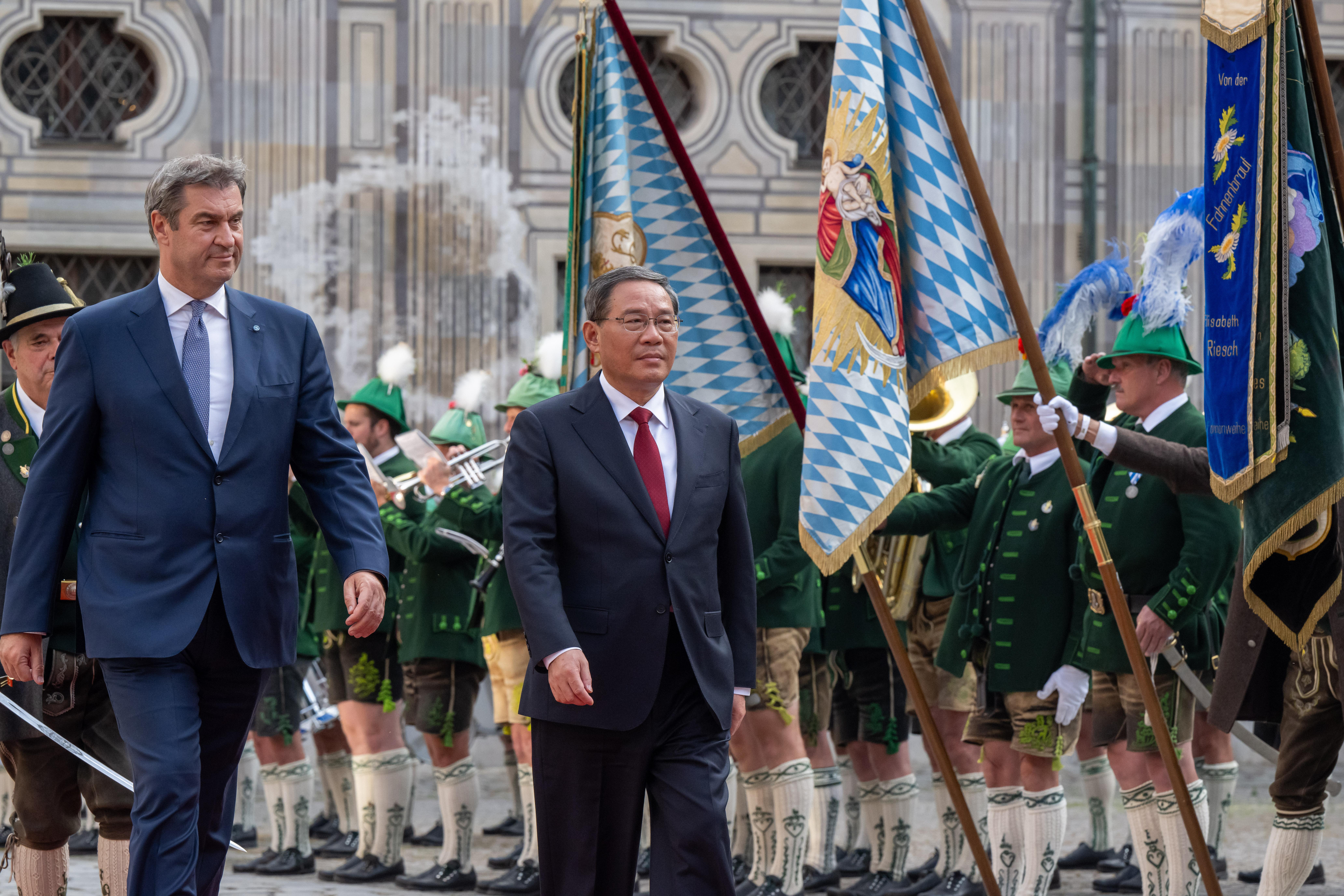 Juni 2023: Chinas Premierminister Li Qiang wird in der Residenz München von Ministerpräsident Markus Söder, (CSU) mit der Ehrenformation der Gebirgsschützen empfangen.