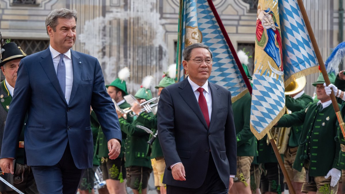 Juni 2023: Chinas Premierminister Li Qiang wird in der Residenz München von Ministerpräsident Markus Söder, (CSU) mit der Ehrenformation der Gebirgsschützen empfangen.