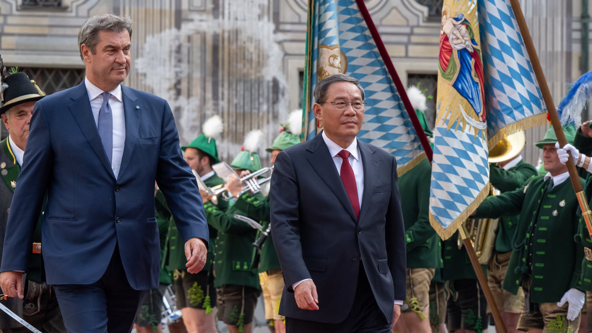 Juni 2023: Chinas Premierminister Li Qiang wird in der Residenz München von Ministerpräsident Markus Söder, (CSU) mit der Ehrenformation der Gebirgsschützen empfangen.