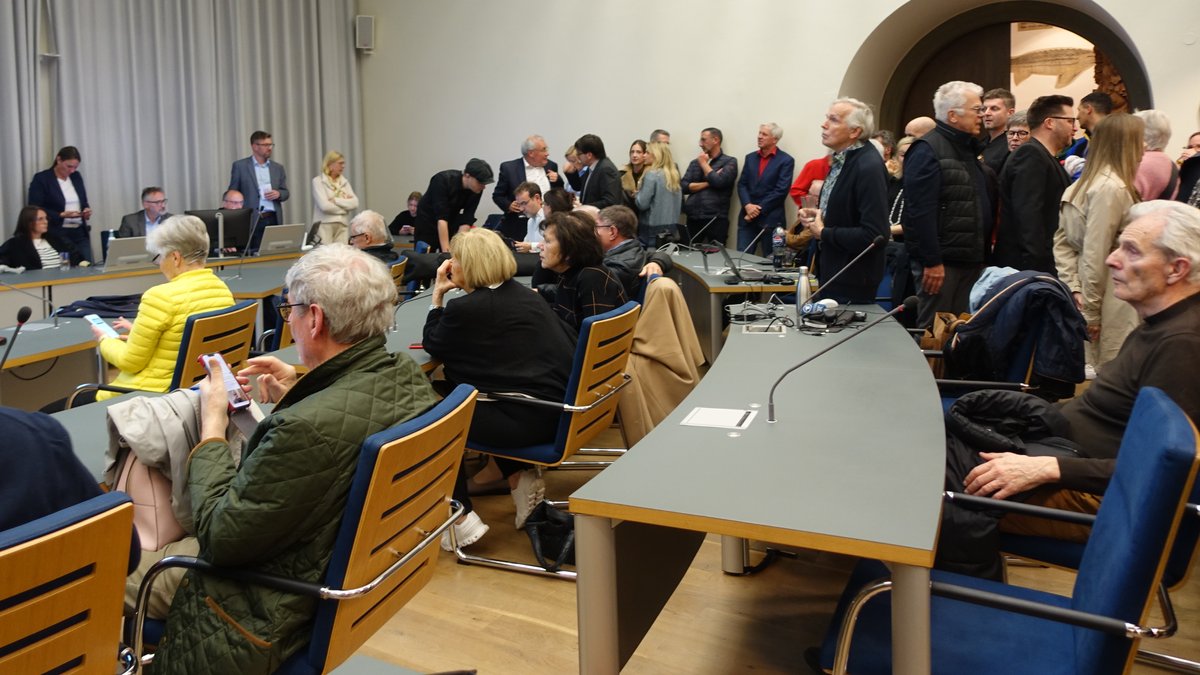 Oberbürgermeister in Schweinfurt: Menschen verfolgen die Wahl im Rathaus