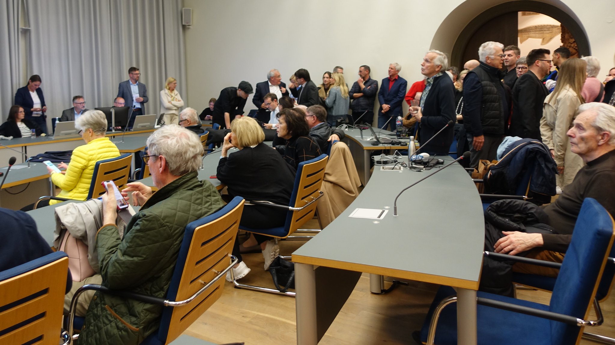 Oberbürgermeister in Schweinfurt: Menschen verfolgen die Wahl im Rathaus | Bild: BR/Wolfram Hanke Oberbürgermeister in Schweinfurt: Menschen verfolgen die Wahl im Rathaus