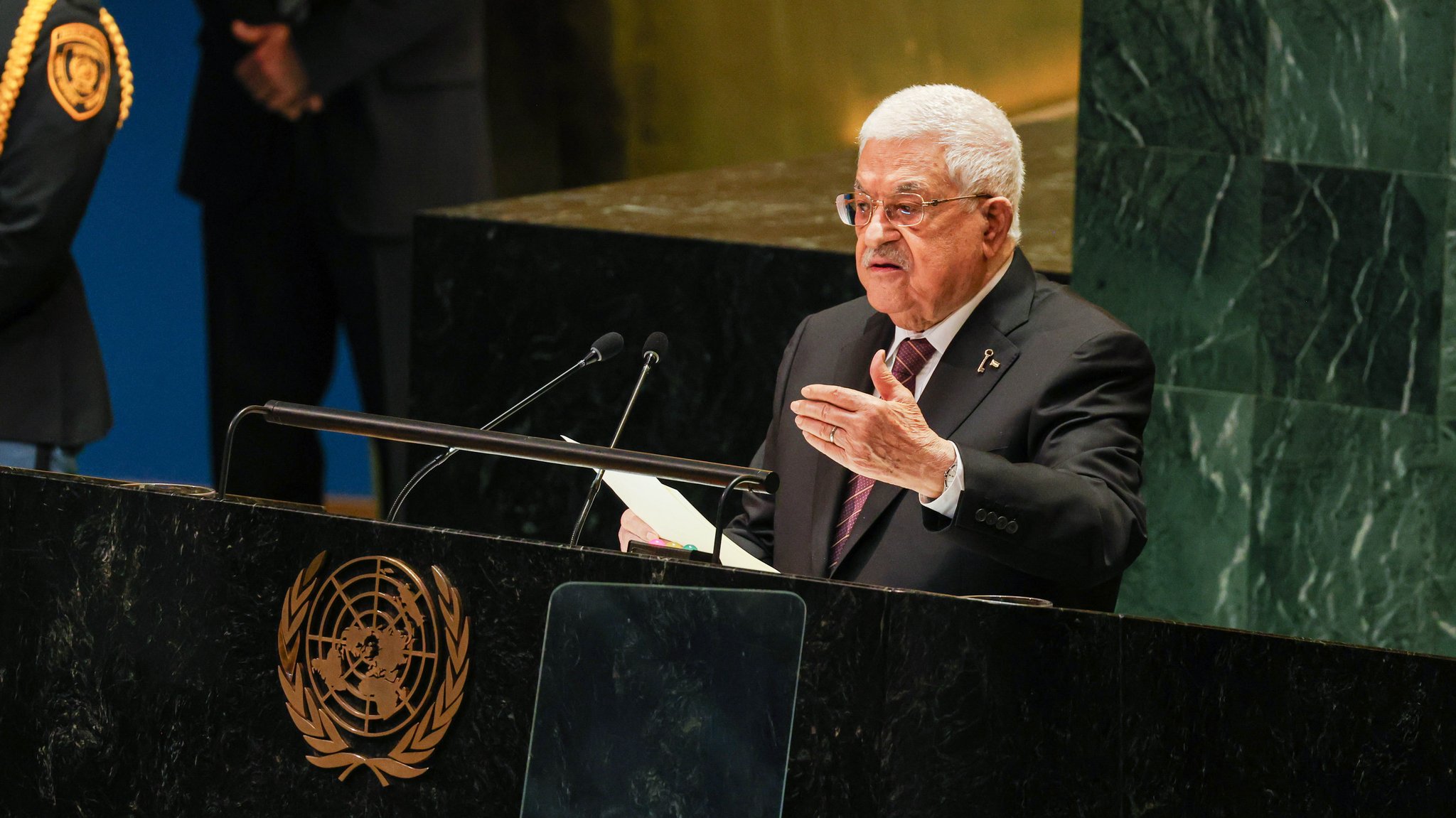 Palästinenserpräsident Mahmud Abbas hat die Weltgemeinschaft aufgerufen, die Waffenlieferungen an Israel einzustellen. 