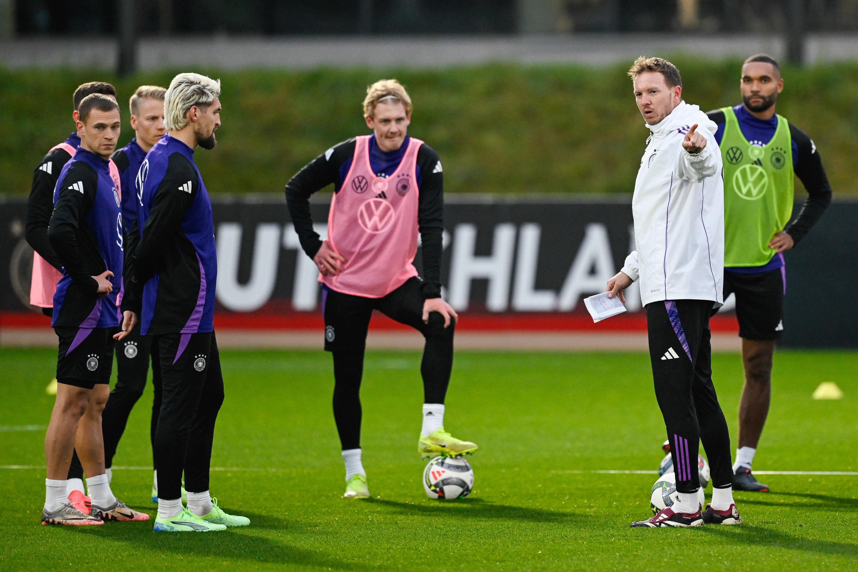 11.11.2024, Hessen, Frankfurt/Main: Fußball: Nationalmannschaft, vor den Spielen in der Nations League gegen Bosnien-Herzegowina (16.11.) und in Ungarn (19.11.), DFB-Campus. Bundestrainer Julian Nagelsmann spricht mit Spielern. Foto: Uwe Anspach/dpa - WICHTIGER HINWEIS: Gemäß den Vorgaben der DFL Deutsche Fußball Liga bzw. des DFB Deutscher Fußball-Bund ist es untersagt, in dem Stadion und/oder vom Spiel angefertigte Fotoaufnahmen in Form von Sequenzbildern und/oder videoähnlichen Fotostrecken zu verwerten bzw. verwerten zu lassen. +++ dpa-Bildfunk +++
