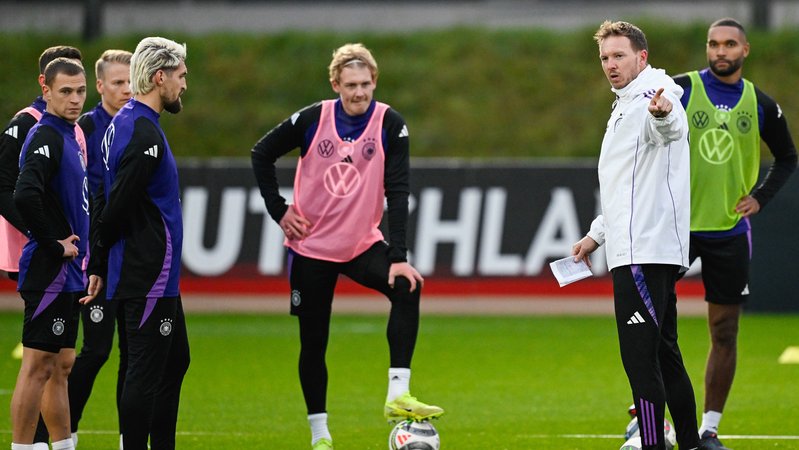 11.11.2024, Hessen, Frankfurt/Main: Fußball: Nationalmannschaft, vor den Spielen in der Nations League gegen Bosnien-Herzegowina (16.11.) und in Ungarn (19.11.), DFB-Campus. Bundestrainer Julian Nagelsmann spricht mit Spielern. Foto: Uwe Anspach/dpa - WICHTIGER HINWEIS: Gemäß den Vorgaben der DFL Deutsche Fußball Liga bzw. des DFB Deutscher Fußball-Bund ist es untersagt, in dem Stadion und/oder vom Spiel angefertigte Fotoaufnahmen in Form von Sequenzbildern und/oder videoähnlichen Fotostrecken zu verwerten bzw. verwerten zu lassen. +++ dpa-Bildfunk +++ | Bild: dpa-Bildfunk/Uwe Anspach 11.11.2024, Hessen, Frankfurt/Main: Fußball: Nationalmannschaft, vor den Spielen in der Nations League gegen Bosnien-Herzegowina (16.11.) und in Ungarn (19.11.), DFB-Campus. Bundestrainer Julian Nagelsmann spricht mit Spielern. Foto: Uwe Anspach/dpa - WICHTIGER HINWEIS: Gemäß den Vorgaben der DFL Deutsche Fußball Liga bzw. des DFB Deutscher Fußball-Bund ist es untersagt, in dem Stadion und/oder vom Spiel angefertigte Fotoaufnahmen in Form von Sequenzbildern und/oder videoähnlichen Fotostrecken zu verwerten bzw. verwerten zu lassen. +++ dpa-Bildfunk +++