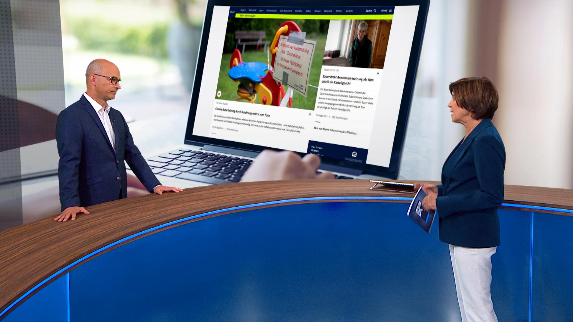 BR-Chefredakteur Christian Nitsche steht im BR24-Fernsehstudio und beantwortet die Fragen der Moderatorin Ursula Heller. 