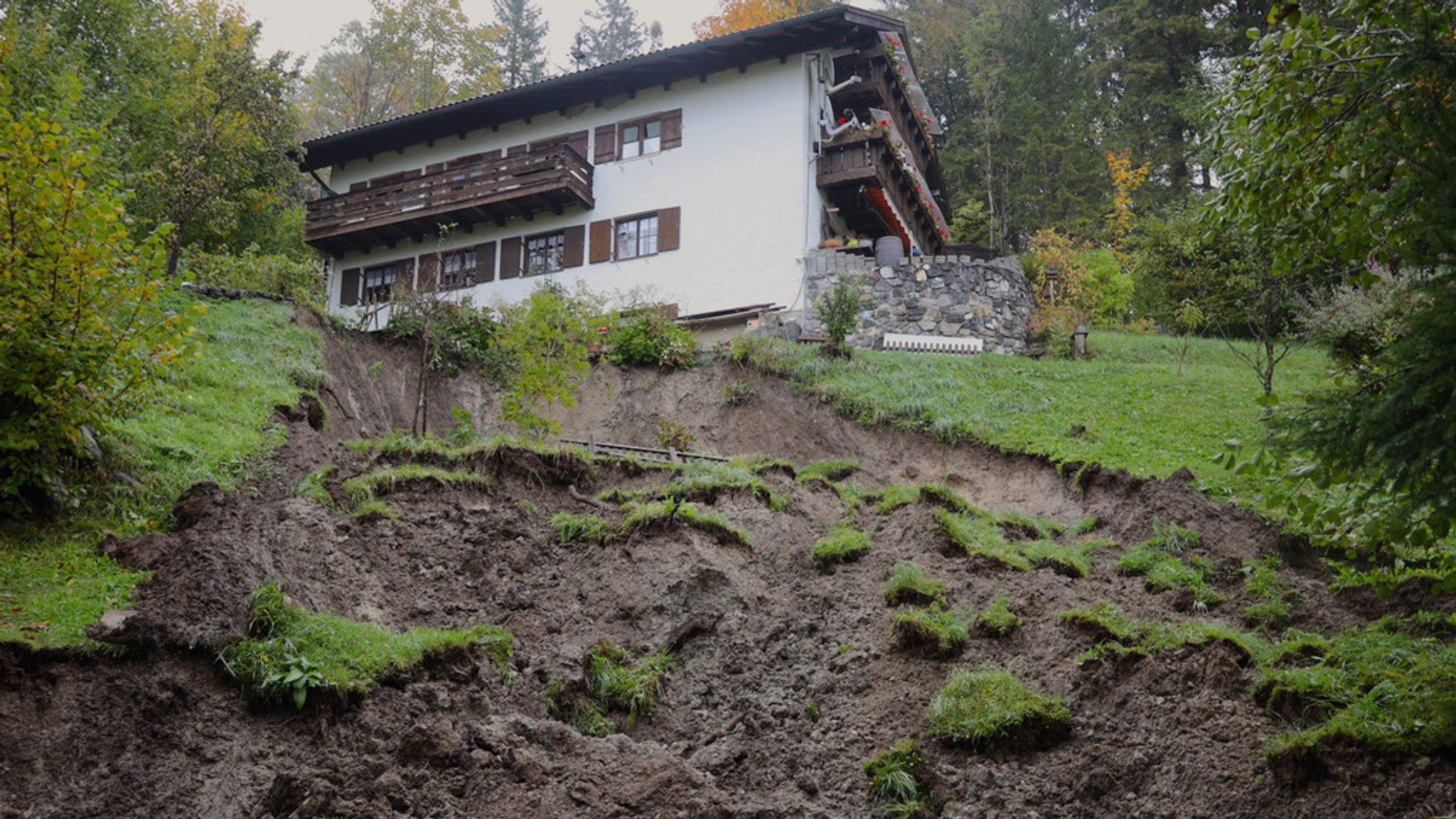 Der Erdrutsch vor dem betroffenen Haus in Pfronten