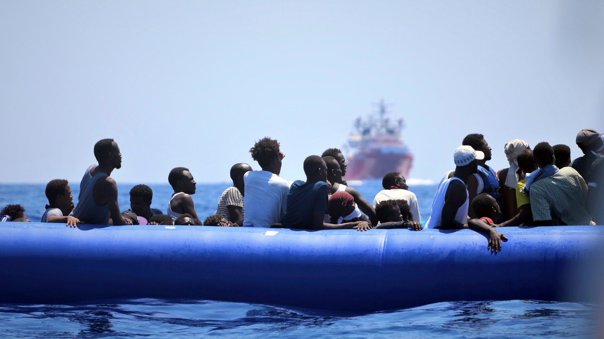 Migranten sitzen in einem Schlauchboot auf dem Mittelmeer (Archivbild vom 12.08.2019).