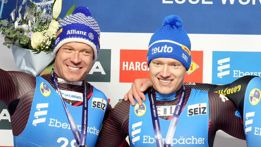 Rennrodler Max Langenhan (r.) und Felix Loch auf dem EM-Podest in Sigulda.