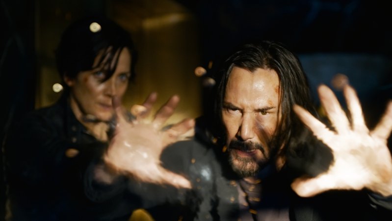 Mal wieder Zeit für "Bullet-time": Keanu Reeves und Carrie-Anne Moss in "Matrix Resurrections" (Filmszene).