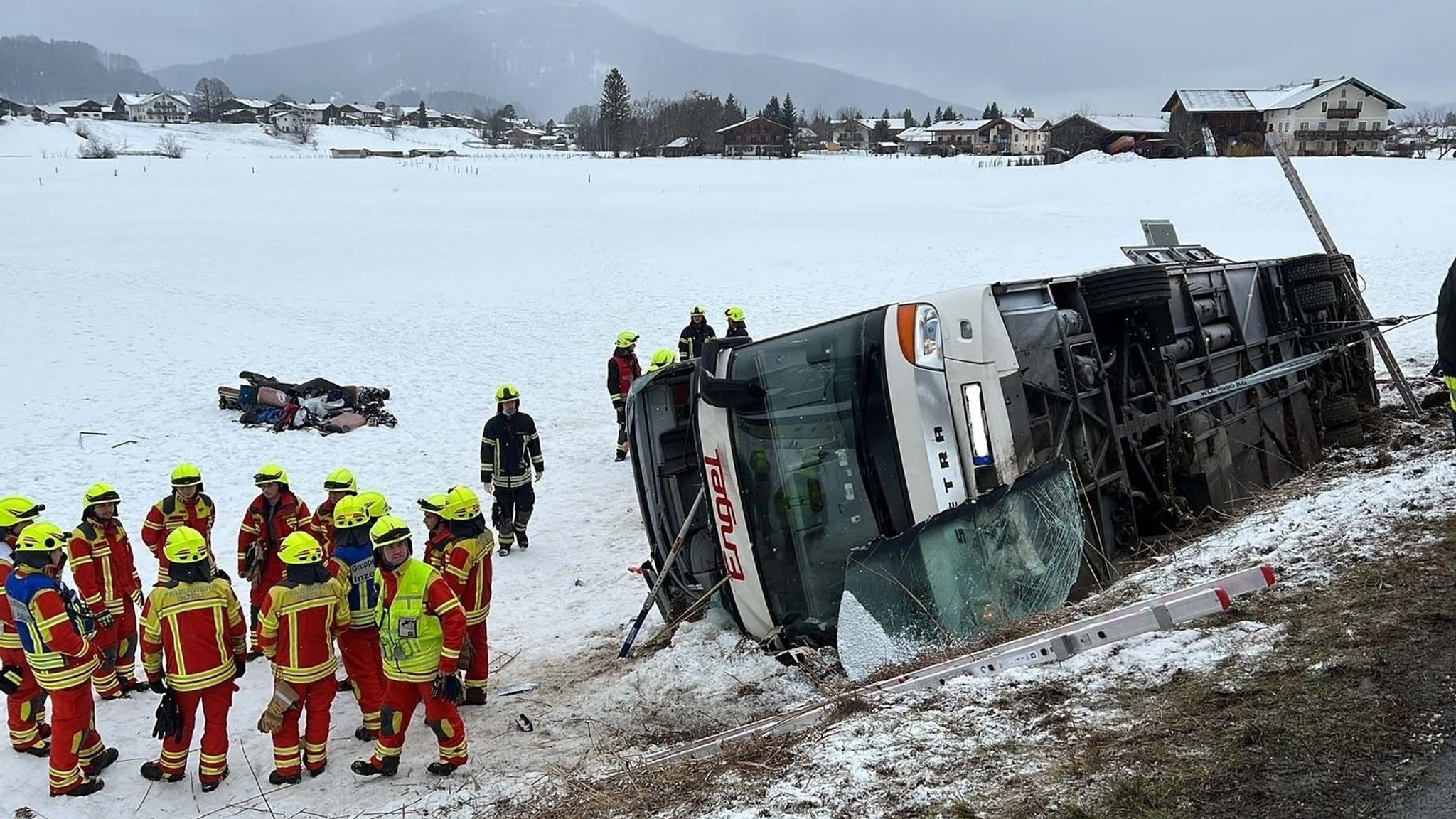 Rettungskräfte bei dem verunglückten Bus