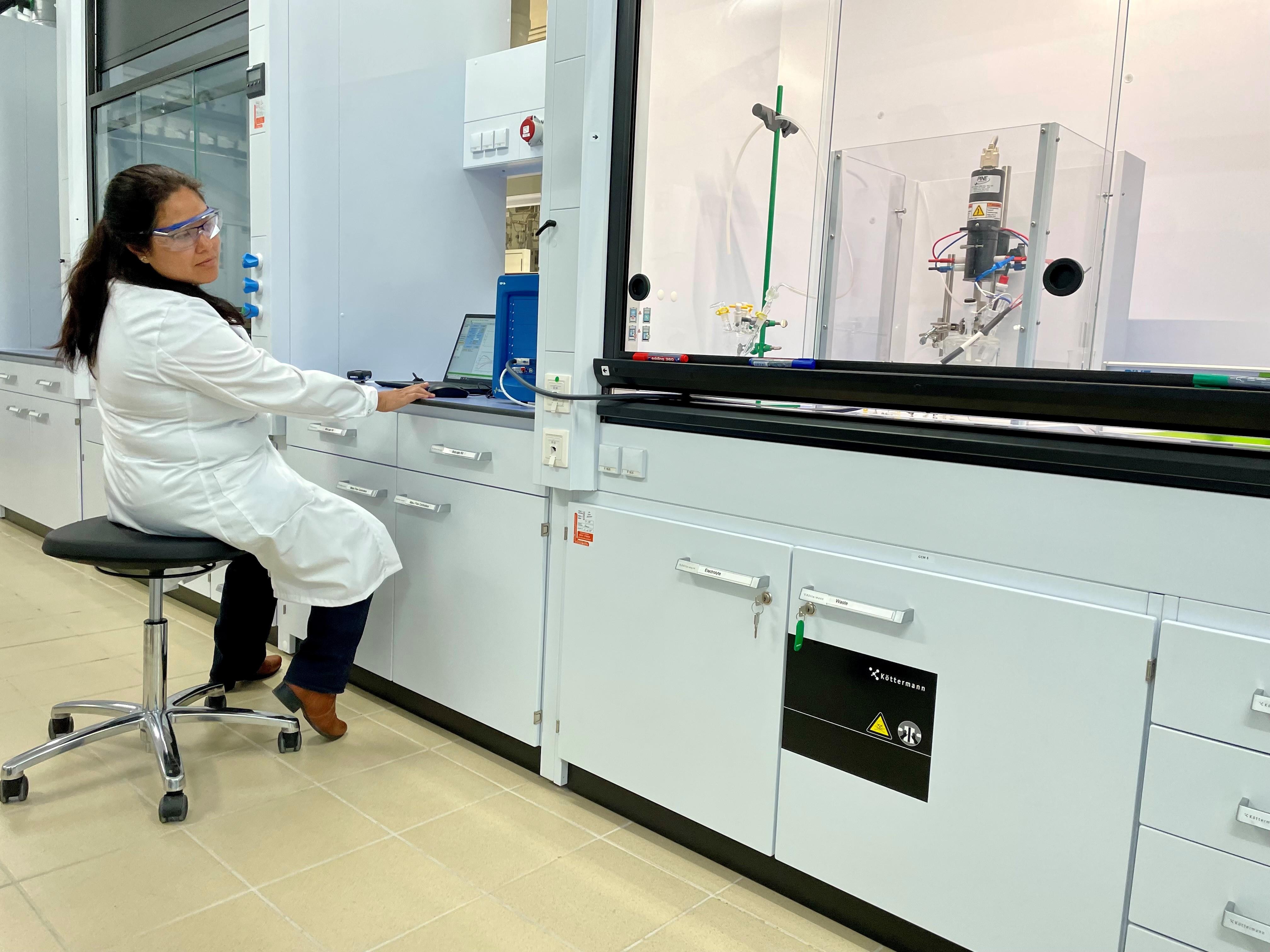 Wie effizient ist die Brennstoffzelle? Diese Labormitarbeiterin testet das gerade. 