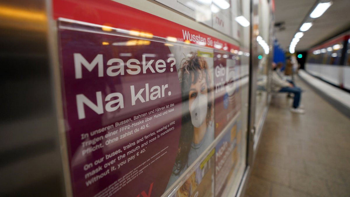 Ein Vorstoß aus Schleswig-Holstein für ein Ende der Maskenpflicht in Bussen und Bahnen ist in der Bundespolitik auf ein geteiltes Echo gestoßen.