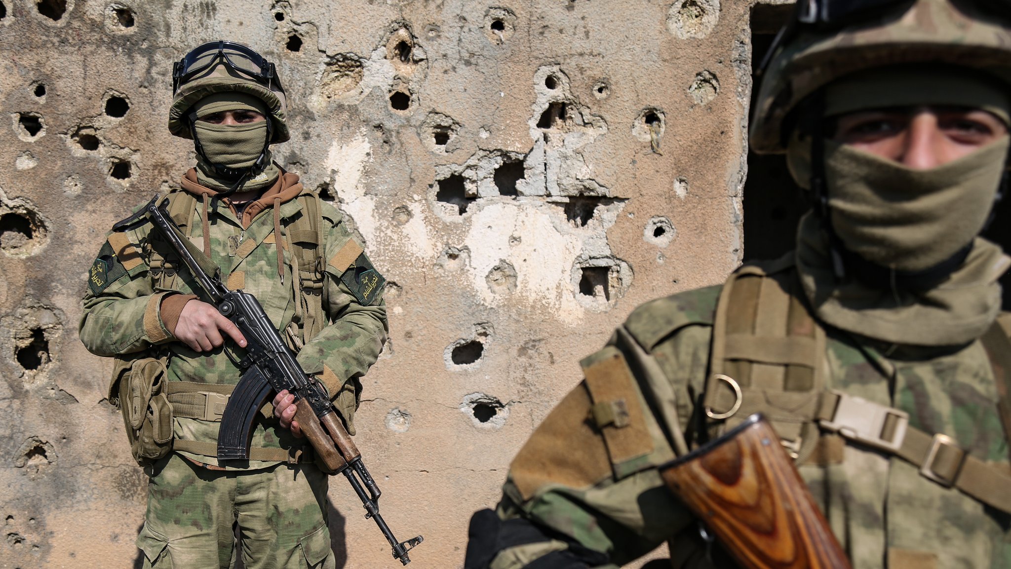 (Archivbild): Ehemalige Kämpfer der HTS | Bild: pa/dpa/Anas Alkharboutli (Archivbild): Ehemalige Kämpfer der HTS